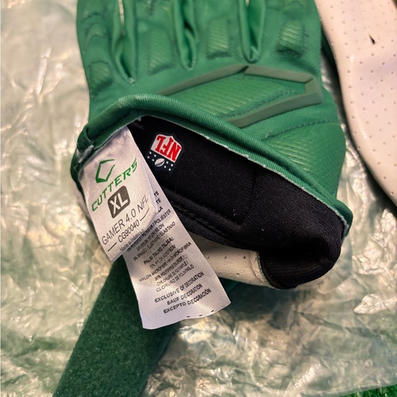 NEW NFL CUTTERS GAMER 4.0 PADDED WR FOOTBALL GLOVES - Picture 2 of 2